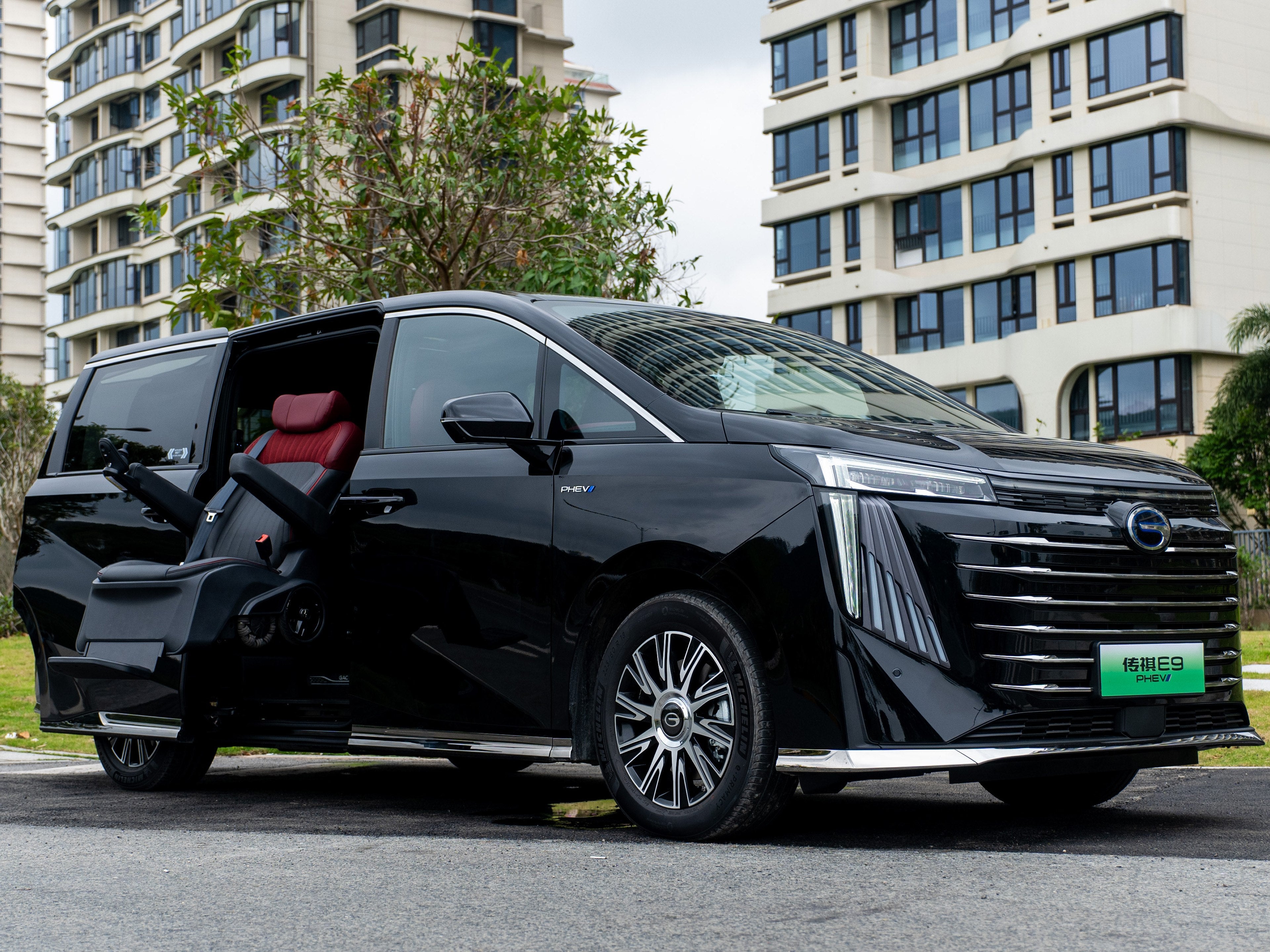 GAC Trumpchi E9 Luxurious PHEV PRO MAX Plug-in Hybrid Vehicle Medium to Large MPV 2.0T 2WD 7 Seats Car Made in China