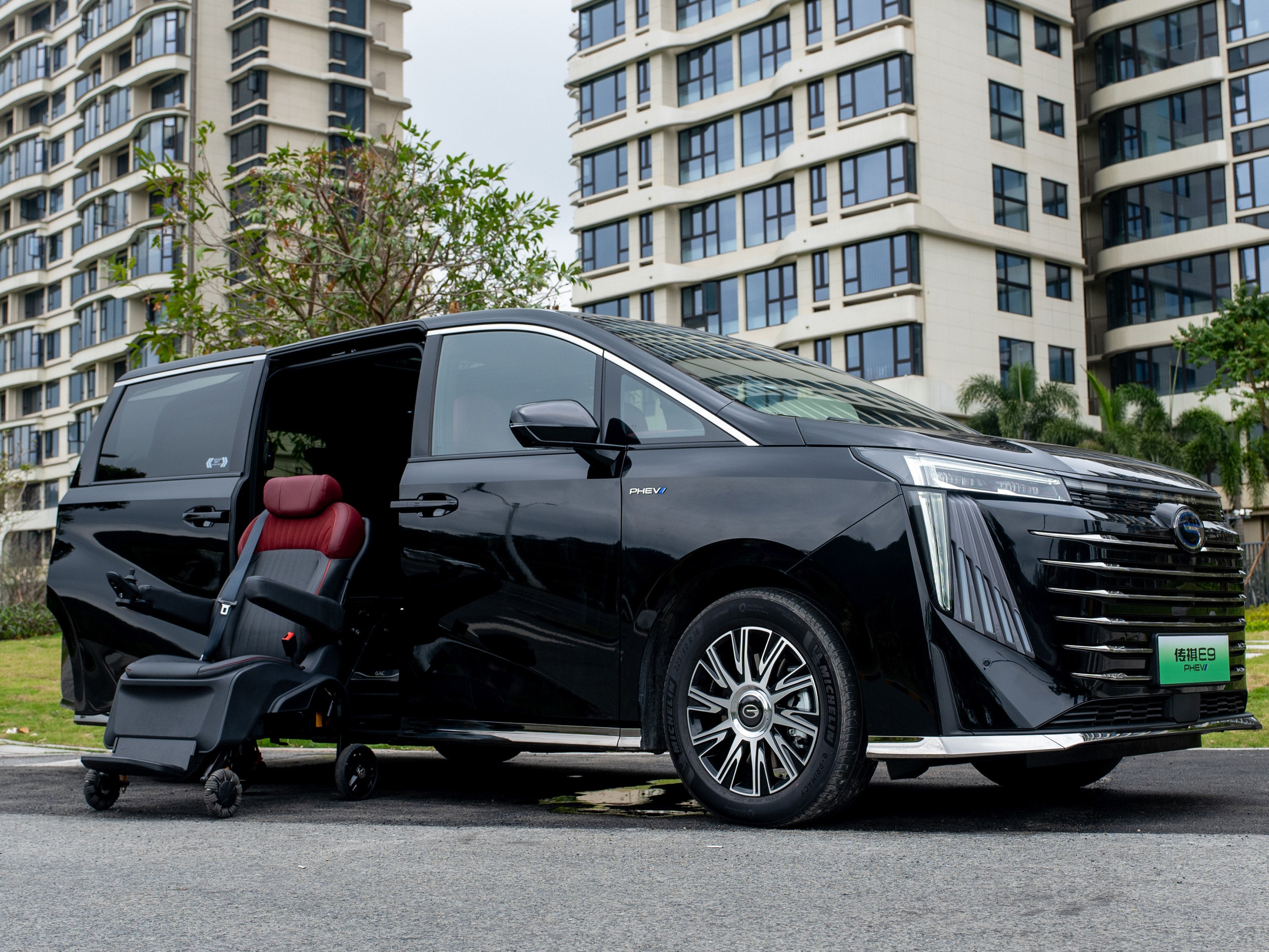 GAC Trumpchi E9 Luxurious PHEV PRO MAX Plug-in Hybrid Vehicle Medium to Large MPV 2.0T 2WD 7 Seats Car Made in China