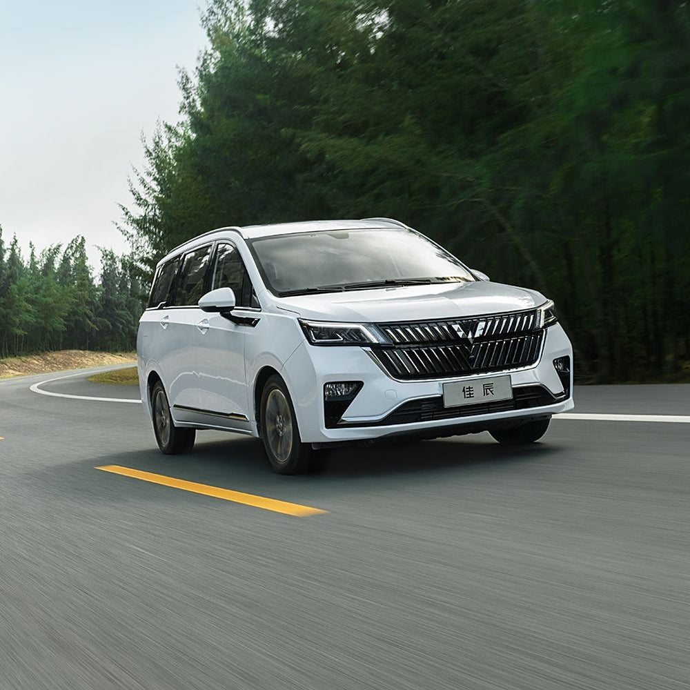 SAIC GM Wuling Jiachen Fuel 1.5L 2.0L Gasoline Hybrid Vehicle 92# Compact MPV 7 Seaters FWD Made in China